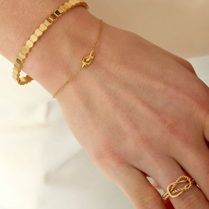 Simpele armband met geknoopte bedel