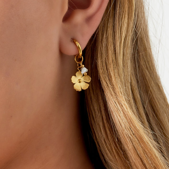 Zonovergoten bloem oorbellen