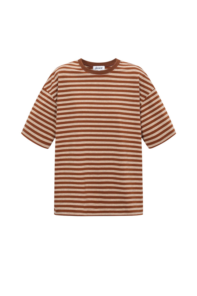 Het kleurrijke gestreepte T-shirt