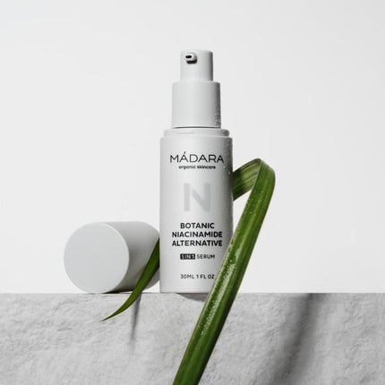 MÁDARA Botanic Niacinamide Alternative 5-in-1 Serum 30ml